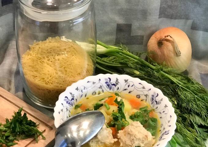 Вермишелевый суп с фрикадельками