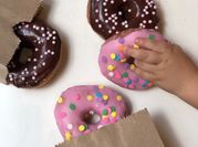 Una foto de donas glaseadas de chocolate