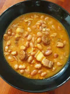 Una foto de Judías pintas con chorizo y tocino
