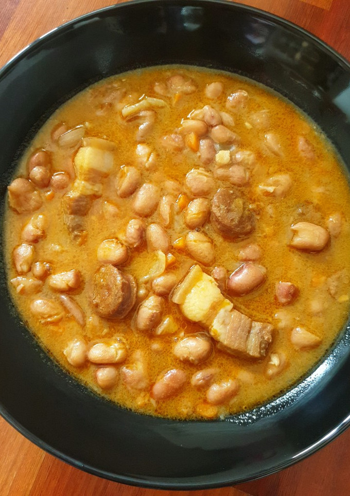 Una foto de Judías pintas con chorizo y tocino