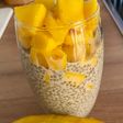 Graines de chia au lait de cajou, à la mangue fraîche et au fruit de la passion
