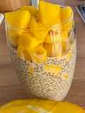Graines de chia au lait de cajou, à la mangue fraîche et au fruit de la passion