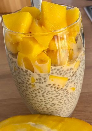 Une photo de Graines de chia au lait de cajou, à la mangue fraîche et au fruit de la passion