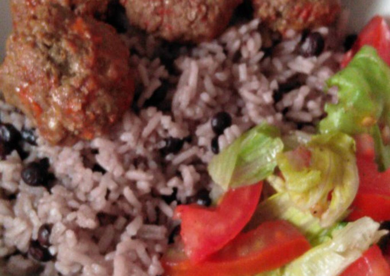 Albóndigas, arroz con guandu o frijol de palo y ensalada verde