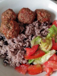 Una foto de Albóndigas, arroz con guandu o frijol de palo y ensalada verde