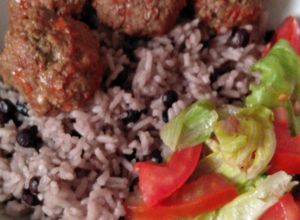 Una foto de Albóndigas, arroz con guandu o frijol de palo y ensalada verde