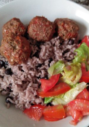 Una foto de Albóndigas, arroz con guandu o frijol de palo y ensalada verde