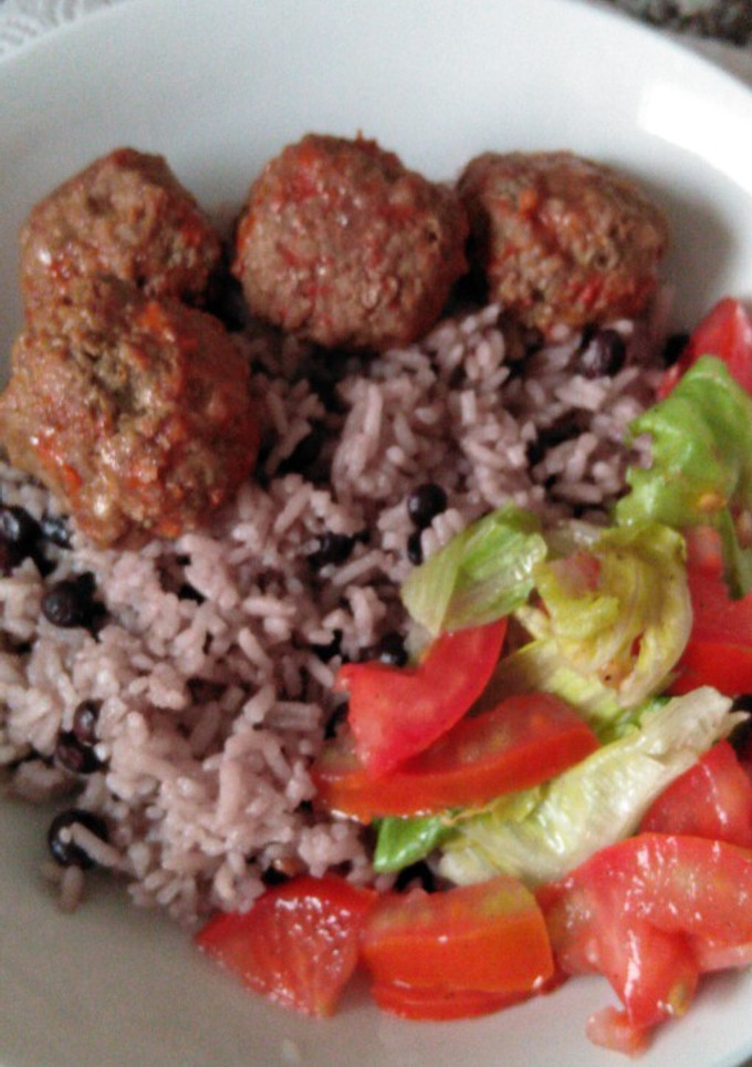 Una foto de Albóndigas, arroz con guandu o frijol de palo y ensalada verde