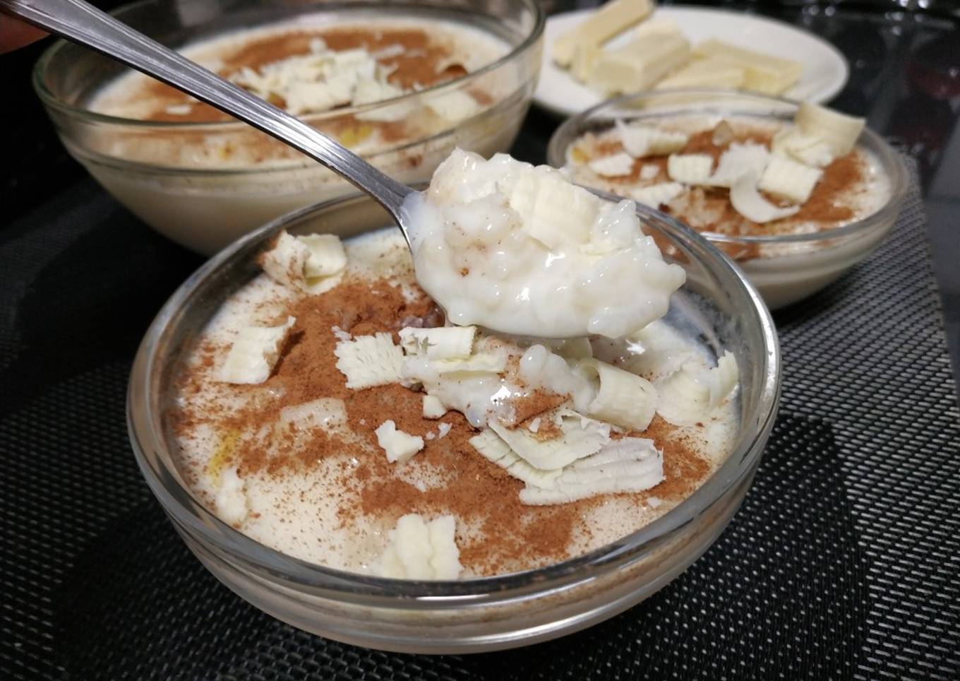 Arroz con leche con virutas de chocolate blanco