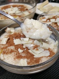 Una foto de Arroz con leche con virutas de chocolate blanco