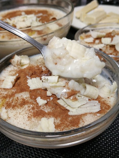Una foto de Arroz con leche con virutas de chocolate blanco