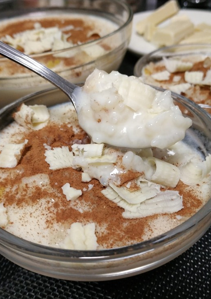 Una foto de Arroz con leche con virutas de chocolate blanco