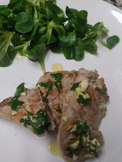 Una foto de Atún con picada de ajo y perejil
