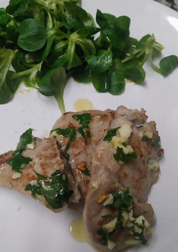 Una foto de Atún con picada de ajo y perejil
