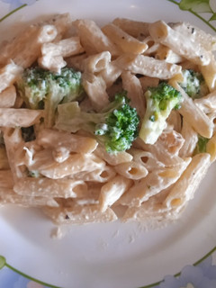 Una foto de Macarrones cremoso con brócoli y nueces😜😋