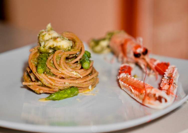 Spaghetti di lenticchie gialle con scampi e crema di asparagi