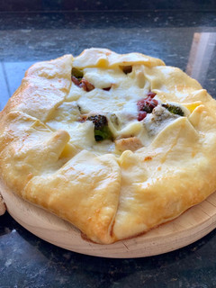 Una foto de Galette de pollo, brócoli y queso de arzua