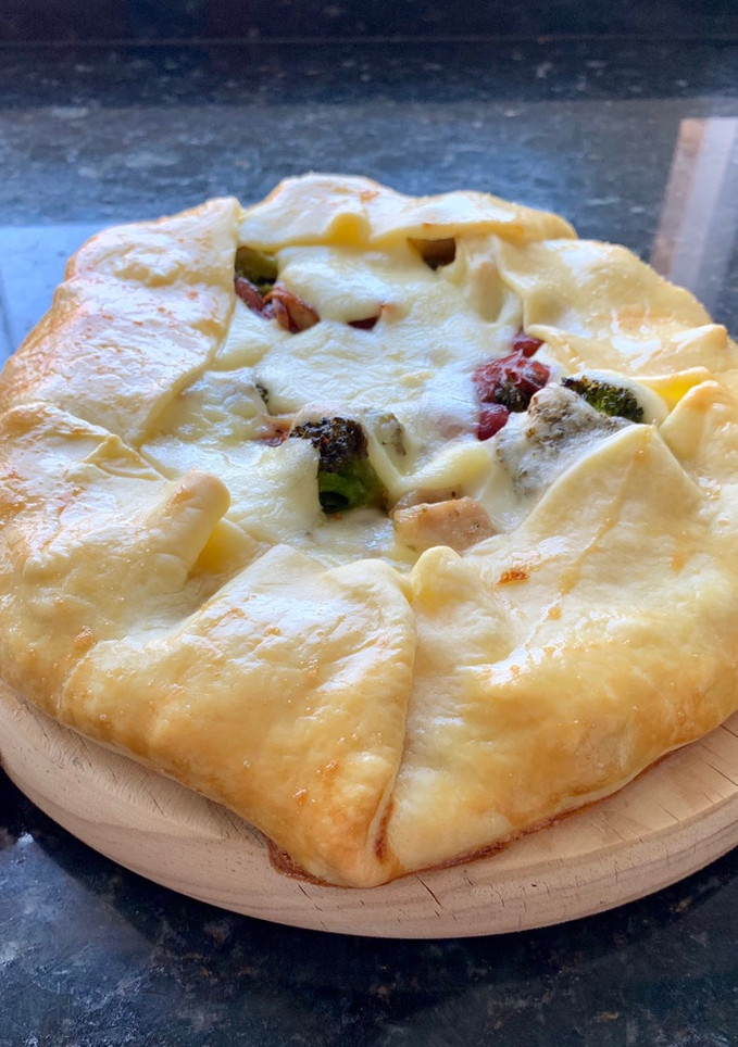 Una foto de Galette de pollo, brócoli y queso de arzua