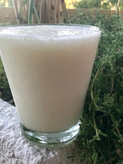 Una foto de Licuado/ smoothie de pera, yogurt y miel. Delicioso!😋