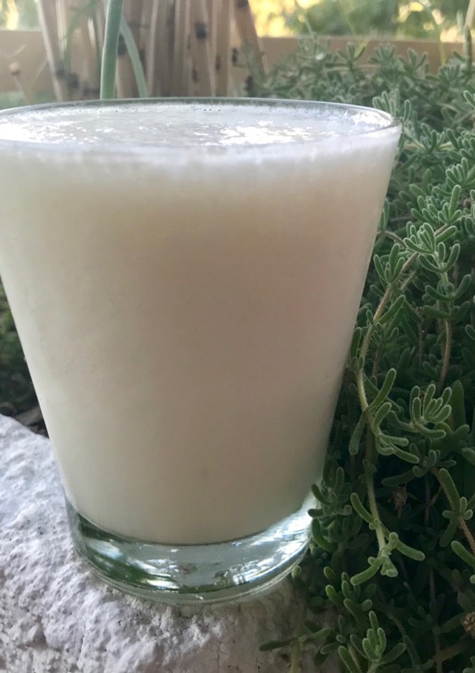 Una foto de Licuado/ smoothie de pera, yogurt y miel. Delicioso!😋