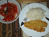 Pescado frito con arroz y ensalada