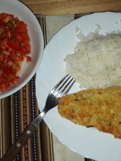 Una foto de Pescado frito con arroz y ensalada