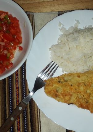 Una foto de Pescado frito con arroz y ensalada