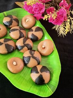 ડબલ લેયર ચોકલેટ પેંડા (Chocolate Penda Recipe in Gujarati) રેસીપી મુખ્ય ફોટો