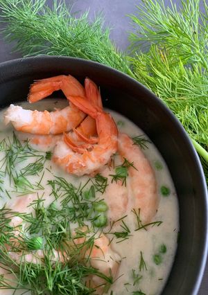 Une photo de Velouté d’asperges aux petits pois crevettes et aneth
