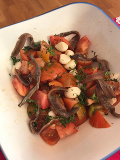Una foto de Ensalada de tomate, ajo y anchoa
