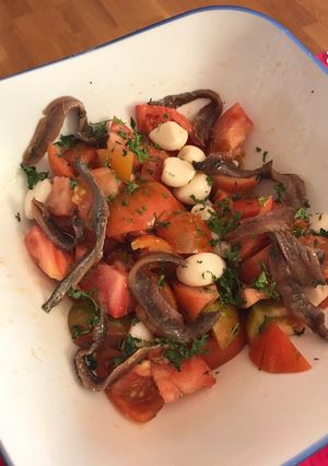 Una foto de Ensalada de tomate, ajo y anchoa