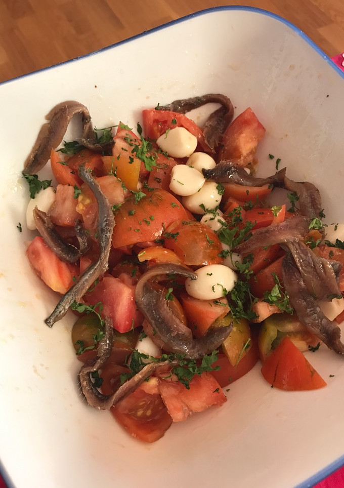Una foto de Ensalada de tomate, ajo y anchoa