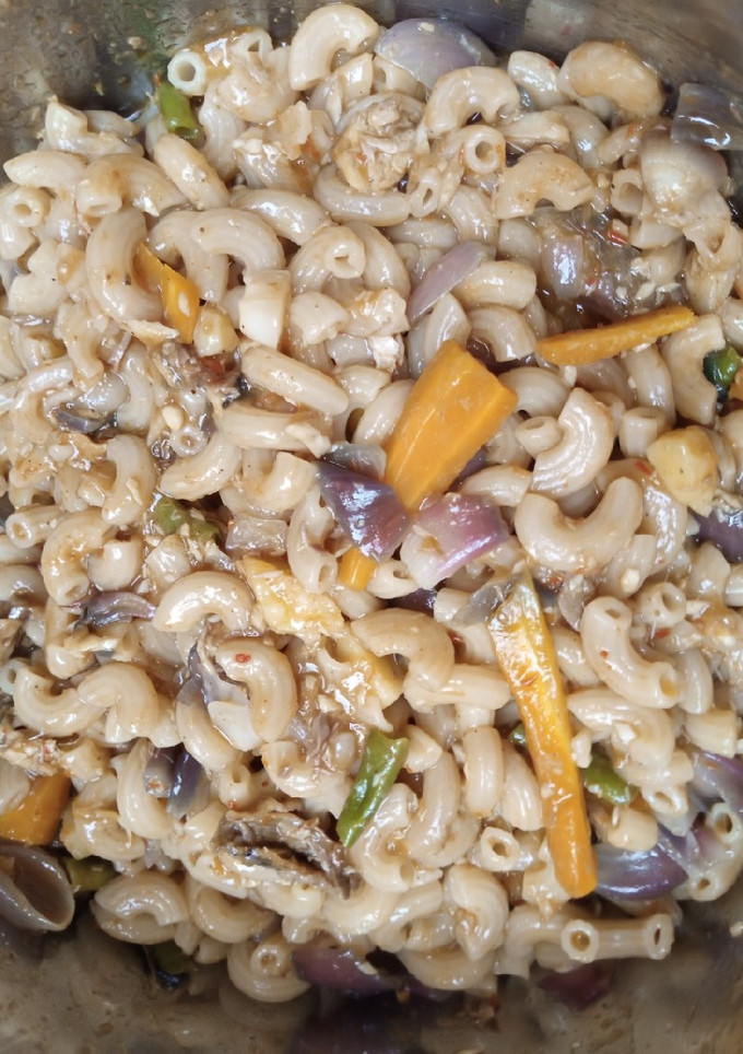 A picture of Macaroni jallof.