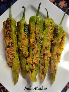 बेसन स्टफ्ड मिर्ची (Besan stuffed Mirchi recipe in hindi) रेसिपी मुख्य फोटो