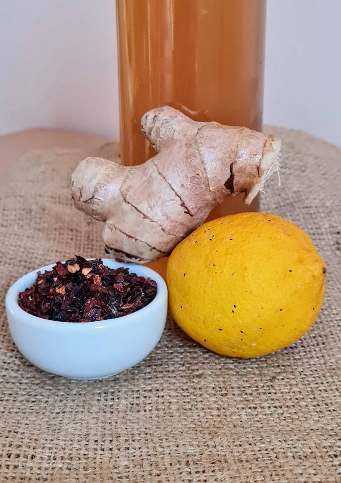 Una foto de Bebida refrescante de jengibre fresco y cascarilla de rosa mosqueta 🍵 🫚🌹