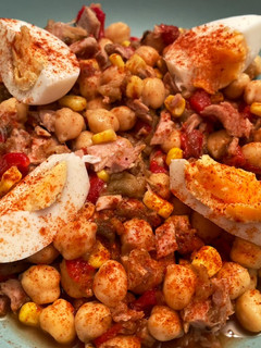 Una foto de Ensalada de garbanzos con escalivada