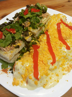 Una foto de Pastel frío de verano y huevos rellenos