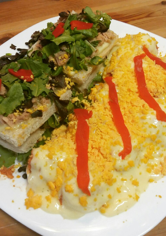 Una foto de Pastel frío de verano y huevos rellenos