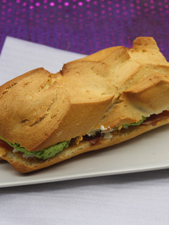 Una foto de Bocadillo de jamón, queso fresco y membrillo