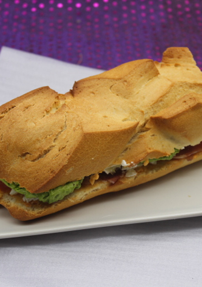 Una foto de Bocadillo de jamón, queso fresco y membrillo