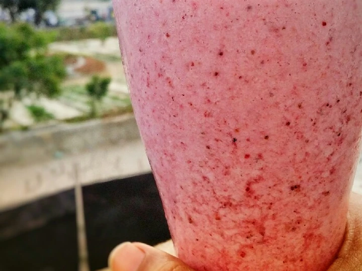 Easy Steps to Prepare Berry banana smoothie the Perfect Can spoil the tongue