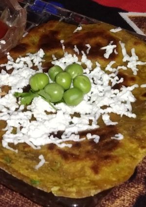 A picture of मटर पनीर पराठा.