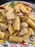 Pasta cremosa de champiñones, pollo, parmesano y miel