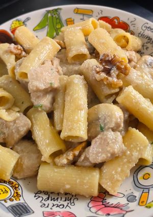 Una foto de Pasta cremosa de champiñones, pollo, parmesano y miel