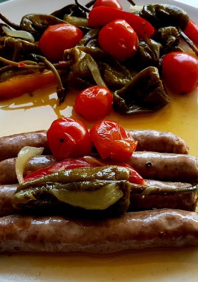 Una foto de Salchichas al cava con pimiento de padro y cherry