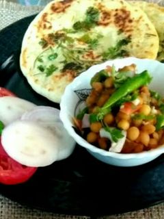 अमृतसरी छोले कुलचे (Amritsari chole kulche recipe in Hindi) रेसिपी मुख्य फोटो