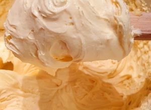 O poză a rețetei Crema de vanilie cu mascarpone și frișcă.