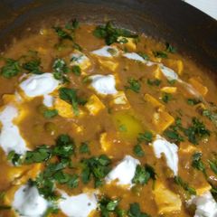 A picture of Shahi matar paneer.