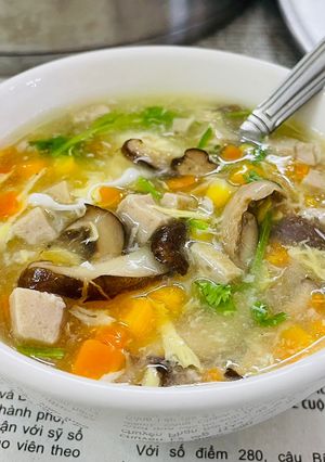 Hình của món Súp gà nấm bổ dưỡng.