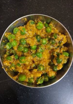 A picture of Khoya (mawa) matar sabji.